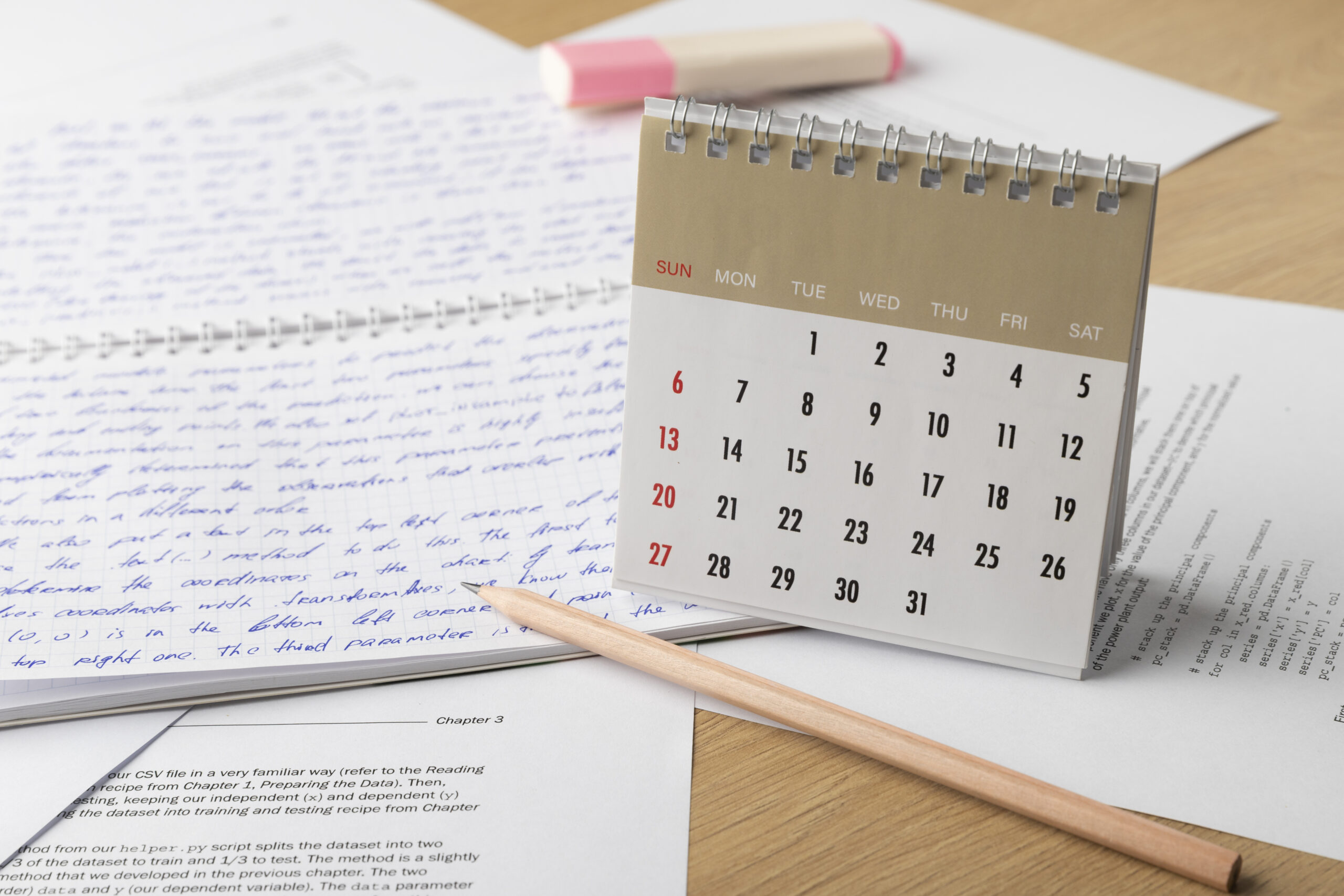 calendario generico con fogli sullo sfondo