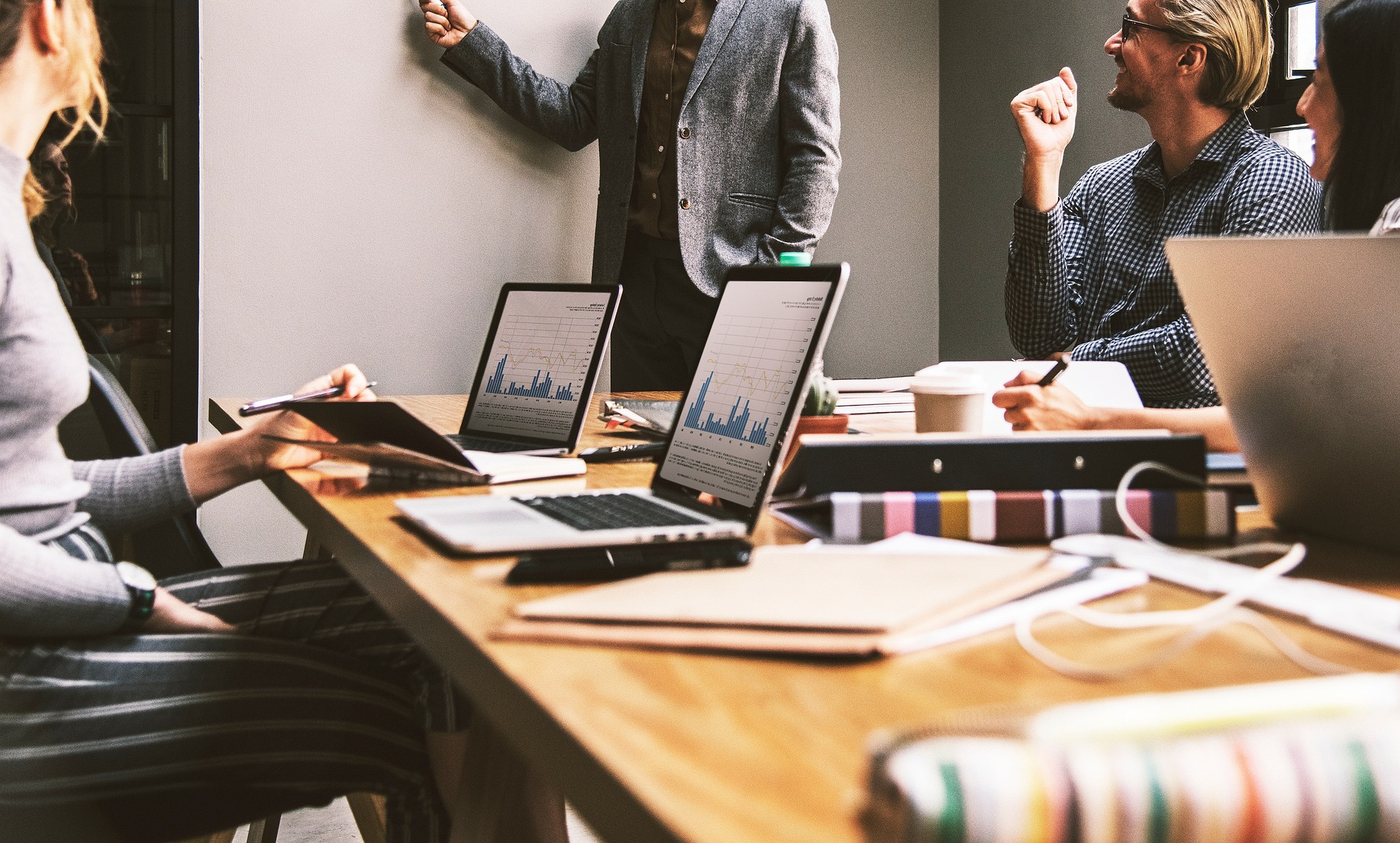 Persone che lavorano durante la riunione